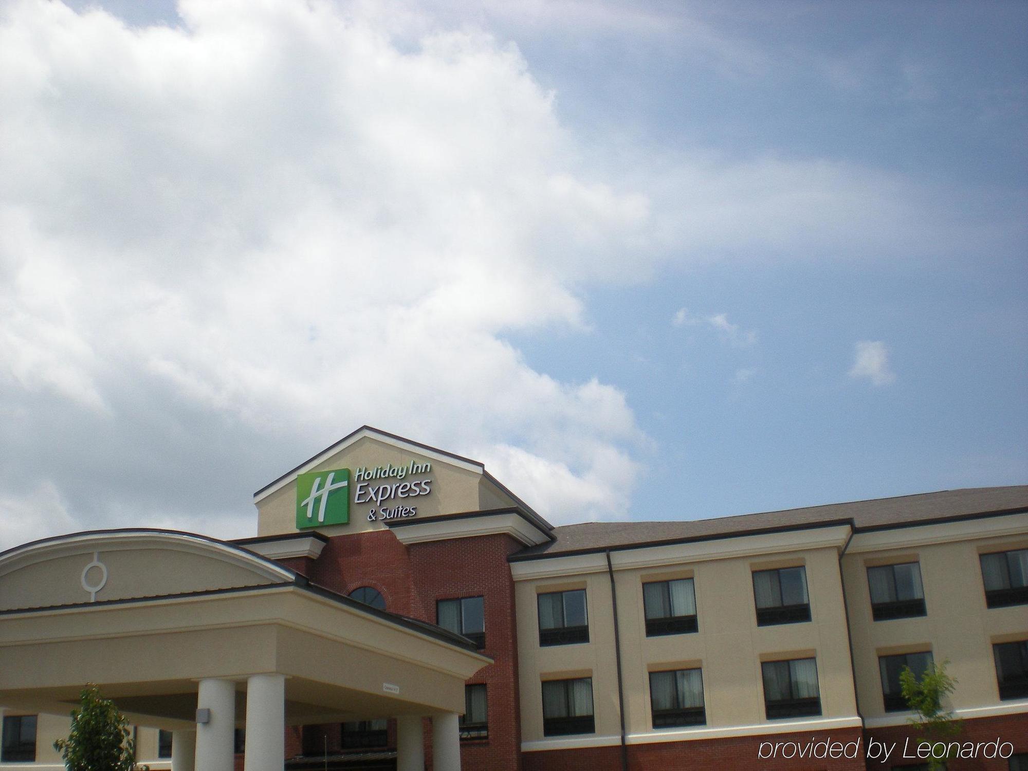 Holiday Inn Express & Suites Fairmont By Ihg Exterior foto