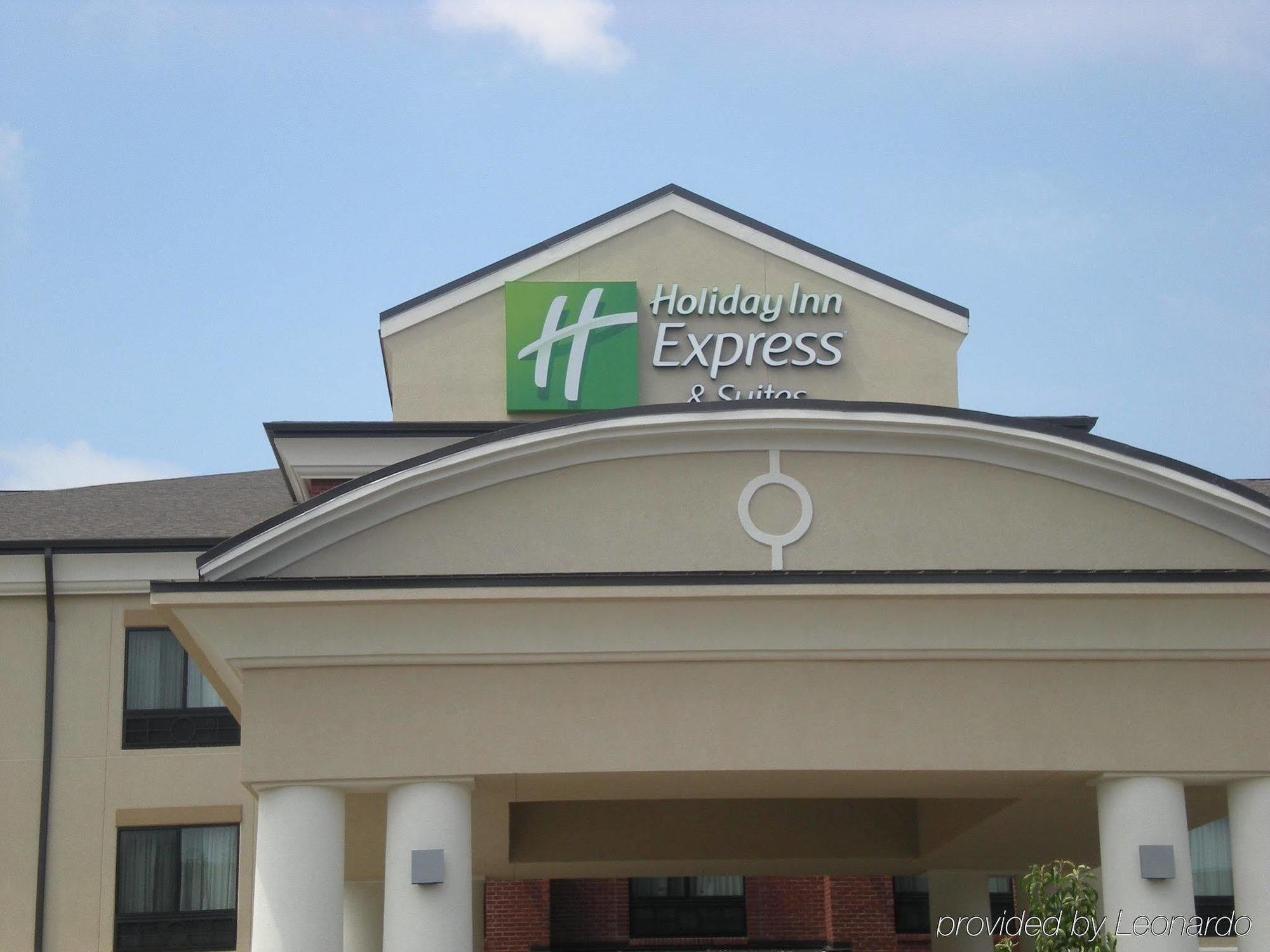 Holiday Inn Express & Suites Fairmont By Ihg Exterior foto